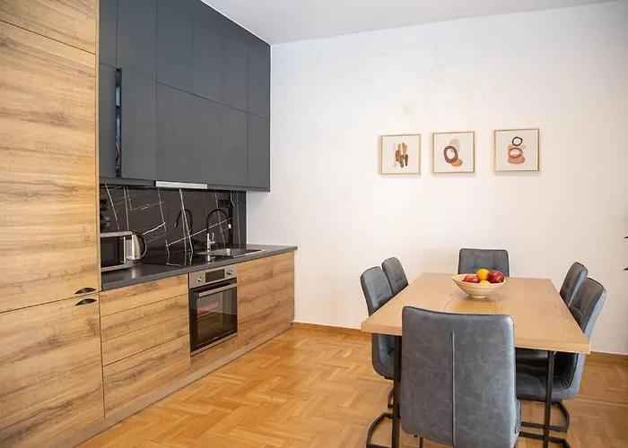 Spacious Apartment In Pagkrati