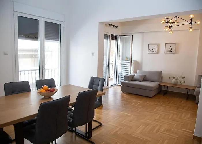 Spacious Apartment In Pagkrati
