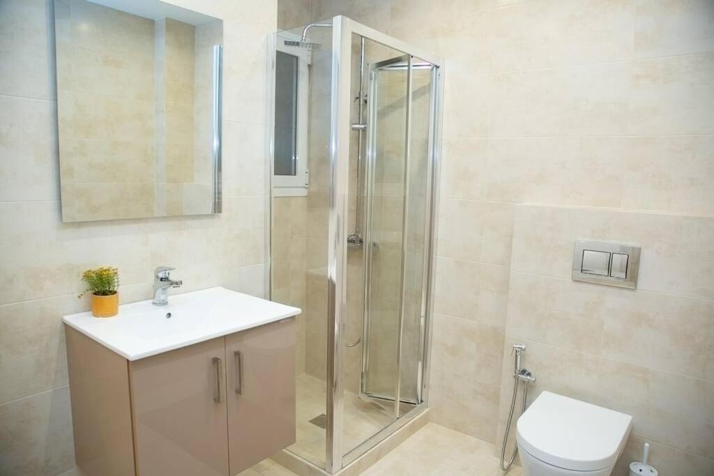 Spacious In Pagkrati * אתונה